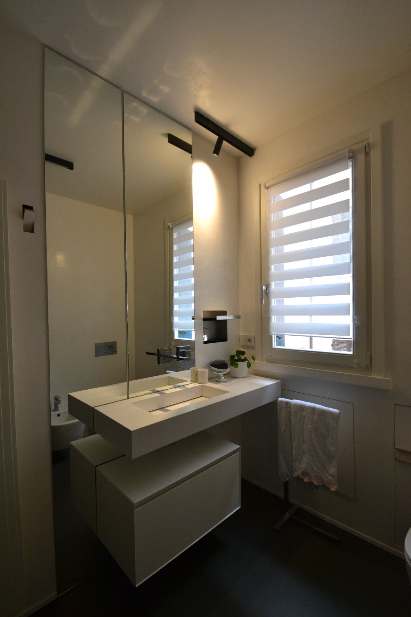 Bagno con doppio lavabo di design