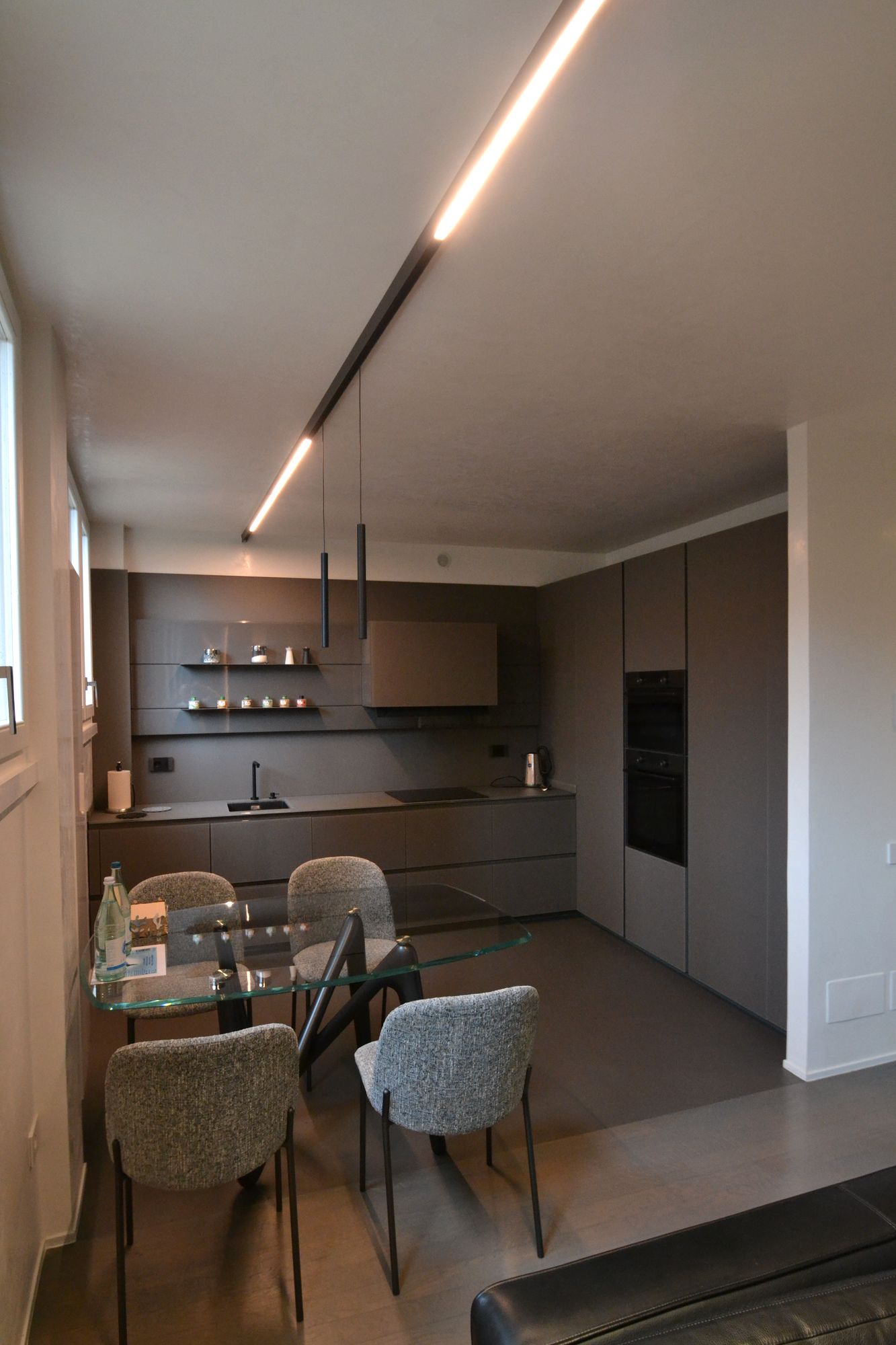 Cucina a isola con tavolo da pranzo in vetro